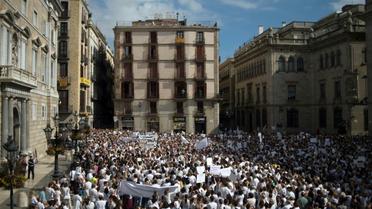 Des manifestants prônant le dialogue à Barcelone le 7 octobre 2017 [Jorge GUERRERO / AFP]