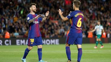 Lionel Messi félicité par Denis Suarez après l'un de ses 4 buts contre Eibar, le 19 septembre 2017 au Camp Nou [PAU BARRENA / AFP]