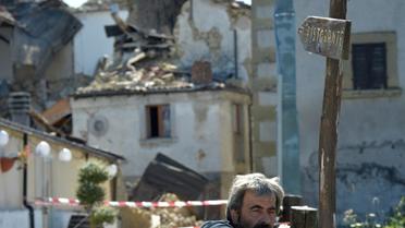 Un homme au milieu des décombres le 29 août 2016 dans le hameau de Torrita près d'Amatrice en Italie [ANDREAS SOLARO                       / AFP]