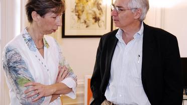 Elizabeth Borrel avec son avocat Laurent de Caunes le 13 juin 2007 à Paris [Miguel Medina / AFP/Archives]