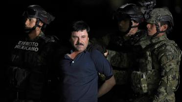 Le baron de la drogue El Chapo maintenu par des policiers peu après son arrestation, le 8 janvier 2016 sur le tarmac de l'aéroport de Mexico [ALFREDO ESTRELLA / AFP]