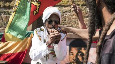 Un homme fume de la marijuana devant la Cour constitutionnelle de Johannesburg qui en a autorisé le 18 septembre 2018 la consommation à titre privé. [WIKUS DE WET / AFP]