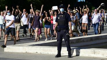 Des manifestants contre le port obligatoire du masque entre autres mesures anti-Covid19 le 16 août 2020 à Madrid [JAVIER SORIANO / AFP]