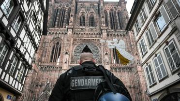 Un gendarme patrouille devant la cathédrale de Strasbourg, le 12 décembre 2018 [SEBASTIEN BOZON / AFP]