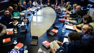 La présidente du Parlement catalan Carme Forcadell (c) lors d'une réunion avec les membres du Parlement, le 23 octobre 2017 à Barcelone [Josep LAGO / AFP]