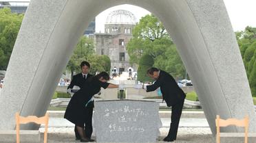 Le maire de Hiroshima, Kazumi Matsui (d), participe aux cérémonies pour le 74e anniversaire de l'attaque nucléaire sur Hiroshima, le 6 août 2019 au Mémorial pour la paix à Hiroshima [JIJI PRESS / JIJI PRESS/AFP]