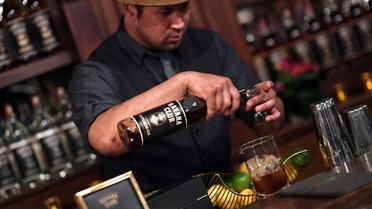 Un barman prépare un cocktail avec du rhum Havana Club Bacardi, le 3 avril 2018 à New York [ANGELA WEISS / AFP]