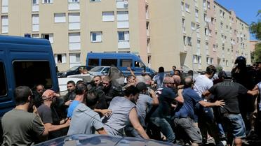 Les gendarmes contiennent une manifestation dans la cité des Monts à Lupino, un quartier populaire et métissé de Bastia, le 14 août 2016, au lendemain d'une violente rixe intercommunautaire [PASCAL POCHARD-CASABIANCA / AFP]