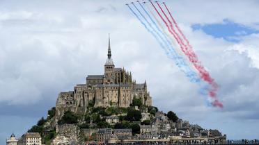 Des Alphajets de la Patrouille de France survolent le Mont-Saint-Michel le 2 juillet 2016 [LIONEL BONAVENTURE / AFP/Archives]