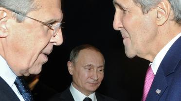 Le ministre russe des Affaires étrangères, Sergueï Lavrov (g) et son homologue américain John Kerry (d) discutent devant le président russe Vladimir Poutine (c), à Paris le 30 novembre 2015 [MIKHAIL KLIMENTYEV / SPUTNIK/AFP/Archives]