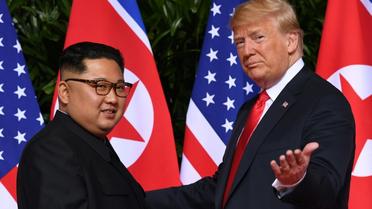 Le dirigeant nord-coréen Kim Jong Un et le président des Etats-Unis Donald Trump, le 12 juin 2018 à Singapour [SAUL LOEB / AFP/Archives]