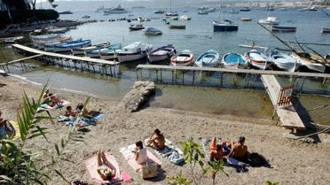 Des vacanciers à Juan les Pins, près d'Antibes, dans le sud-est de la France, le 15 août 2012 [JEAN CHRISTOPHE MAGNENET / AFP]