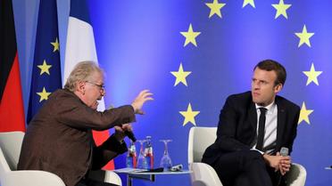 Daniel Cohn-Bendit (g) et Emmanuel Macron (d) lors d'un débat à Francfort, le 10 octobre 2017 [LUDOVIC MARIN / AFP/Archives]