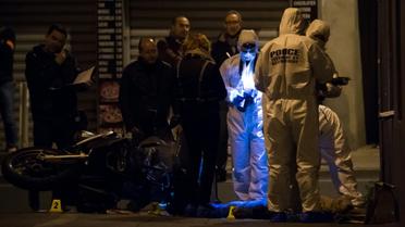 Des enquêteurs sur les lieux de la mort d'un homme de 29 ans tué par balle à Marseille, le 5 novembre 2016  [BERTRAND LANGLOIS / AFP]