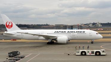 Un Boeing 787 Dreamliner de la Japan Airlines sur le tarmarc de l'aéroport de Tokyo [Yoshikazu Tsuno / AFP/Archives]