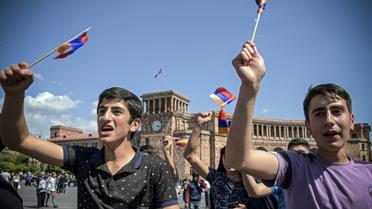 Manifestants agitant des drapeaux arméniens le 2 mai 2018 à Erevan [KAREN MINASYAN / AFP]