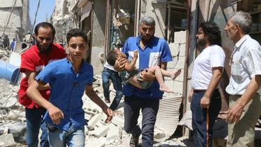 Un enfant blessé évacué après un raid aérien le 23 juillet 2016 à Alep en Syrie  [Thaer Mohammed / AFP]