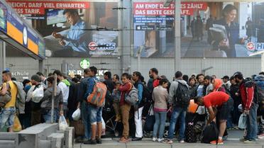 Des migrants attendent un train spécialement affreté pour eux en gare de Munich le 13 septembre 2015 [Christof Stache / AFP]