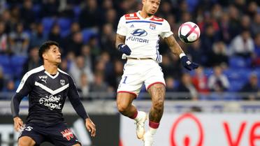 L'attaquant de Lyon Memphis Depay (d) face au Bordelais Pablo, le 3 novembre 2018 à Décines-Charpieu  [Alex MARTIN / AFP]
