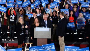 Le candidat à la primaire démocrate Bernie Sanders célèbre sa victoire à Concord, dans le New Hampshire, le 9 février 2016 [JEWEL SAMAD                          / AFP]