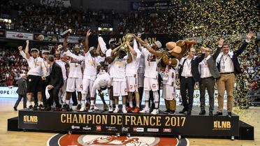 L'équipe de Chalon sacrée championne de la ProA au terme du match 5 de la série contre Strasbourg, le 23 juin 2017 au Colisée  [PHILIPPE DESMAZES / AFP]