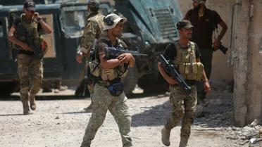 Des membres des forces gouvernementales irakiennes, le 26 juin 2016 à Fallouja [HAIDAR MOHAMMED ALI / AFP]