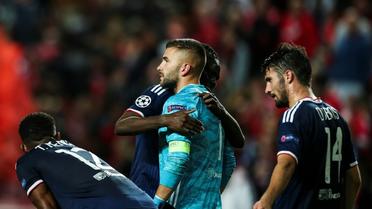 Le gardien de Lyon Anthony Lopes reconforté par ses coéquipiers après sa grosse erreur contre Benfica, le 23 octobre 2019 à Lisbonne [CARLOS COSTA / AFP]