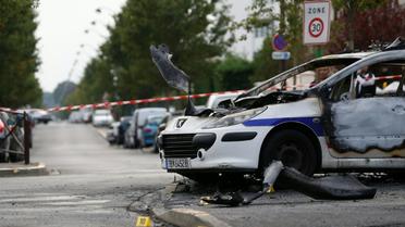 Le véhicule de police incendié avec des cocktails Molotov, le 8 octobre 2016 à Viry-Chatillon [Thomas SAMSON / AFP/Archives]