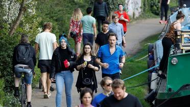 Affluence de joggers et cylistes le long du Regent's canal à Londres, le 11 avril 2020   [Tolga AKMEN / AFP]