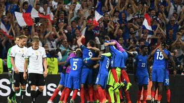 Les joueurs de l'équipe de France en fusion avec leurs supporters après le 2e but d'Antoine Griezmann contre l'Allemagne, le 7 juillet 2016 [ANNE-CHRISTINE POUJOULAT / AFP/Archives]