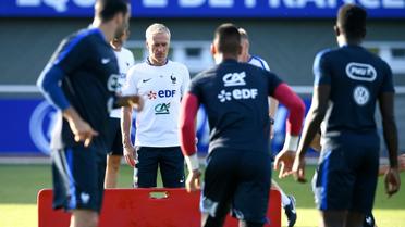 Le sélectionneur Didier Deschamps (2g) lors d'une séance d'entraînement de l'équipe de France à Clairefontaine, le 3 septembre 2016    [FRANCK FIFE / AFP]