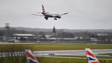 Un avion de British Airway atterrit l'aéroport de Gatwick à Londres, le 21 décembre 2018 [Ben STANSALL / AFP]