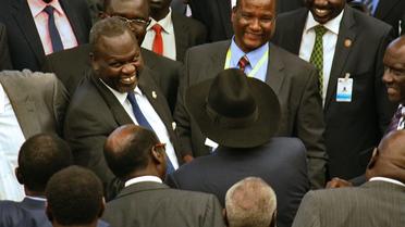Le chef rebelle Riek Machar (g) et le président du Soudan du Sud, Salva Kiir (c, avec le chapeau), le 17 août 2015, à Addis Abeba [- / AFP]