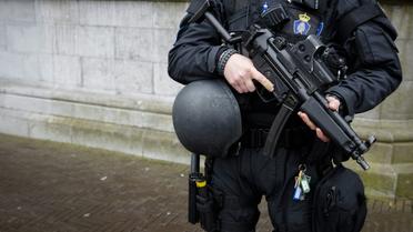 Un policier néerlandais à La Haye, le 23 mars 2016 [Bart Maat / ANP/AFP/Archives]