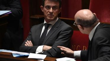Le Premier ministre Manuel Valls (g) à l'Assemblée nationale à Paris, le 27 octobre 2015 [DOMINIQUE FAGET / AFP]