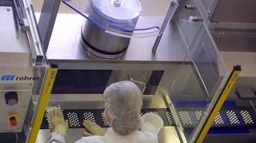 Une chaîne de production de médicaments le 4 juin 2004, dans les laboratoires pharmaceutiques Servier à Gidy-la-Forêt [Daniel Janin / AFP/Archives]