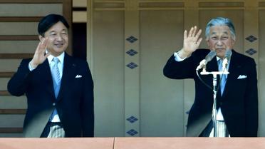 L'empereur Akihito (d) et son fils, le prince héritier Naruhito (g), le 2 janvier 2019 au palais impérial de Tokyo [Kazuhiro NOGI / AFP/Archives]
