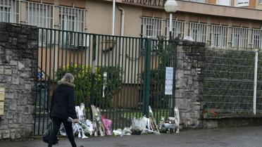 Hommage devant la gendarmerie nationale, à Carcassonne le 24 mars 2018 au lendemain de l'attaque qui a fait quatre morts dont un lieutenant-colonel [PASCAL PAVANI                        / AFP]