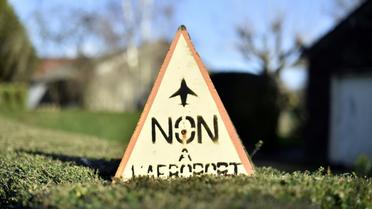 Une pancarte factice "non à l'aéroport" est posée sur le site du projet d'aéroport à Notre-Dame-des Landes, le 7 janvier 2016 [LOIC VENANCE / AFP]