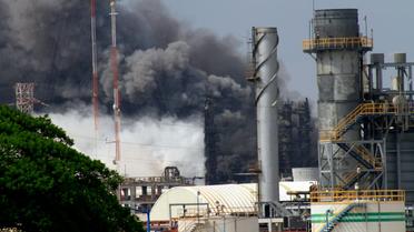 De la fumée s'échappe du complexe pétrochimique Petroquimica Mexicana de Vinilo après une explosion le 20 avril 2016 à Coatzacoalcos [SERGIO BALANDRANO / AFP]