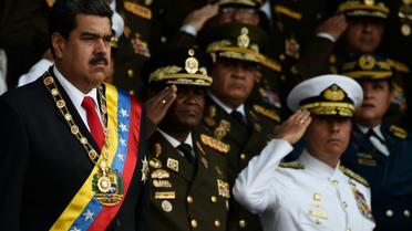 Le président vénézuélien Nicolas Maduro (G) le 4 août 2018 à Caracas lors d'une cérémonie militaire au cours de laquelle il est sorti indemne d'un attentat aux drones [Juan BARRETO / AFP]