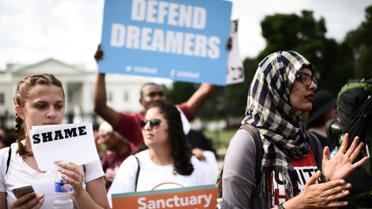 Immigrants et sympathisants manifestent lors d'un rassemblement à l'appui de l'Action différée pour les arrivées infantiles (DACA) devant la Maison Blanche le 5 septembre 2017 à Washington [Eric BARADAT / AFP]