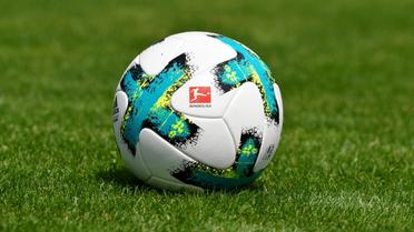 Le Dynamo Dresde (2e division allemande) a placé toute son équipe et son staff en quarantaine après deux nouveaux cas positifs au Covid-19, et ne pourra pas disputer son match de reprise du championnat prévu dans huit jours, a annoncé le club samedi. [THOMAS KIENZLE / AFP/Archives]