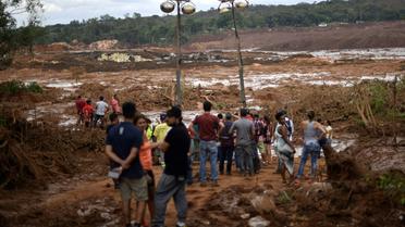 Des habitants contemplent l'étendue du désastre au lendemain de la rupture d'un barrage minier ayant fait au moins 37 morts et 300 disparus dans l'est du Brésil, le 26 janvier 2019. [Douglas Magno / AFP]