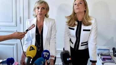 Les deux avocates de Jacqueline Sauvage, Janine Bonaggiunta (G) et Nathalie Tomasini, lors d'une conférence de presse, le 12 août, à Paris [ALAIN JOCARD / AFP/Archives]
