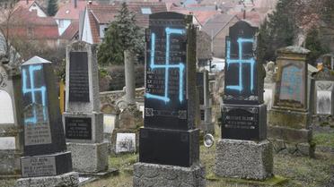 Emmanuel Macron a promis des actes «forts» après la profanation d'un cimetière juif alsacien .