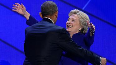 Barack Obama et Hillary Clinton lors de la convention démocrate le 28 juillet 2016 à Philadelphie [SAUL LOEB / AFP]