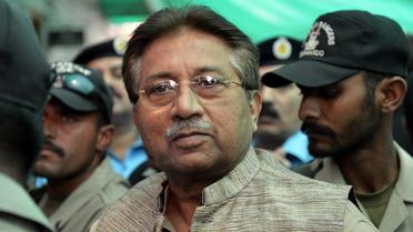 L'ex-président pakistanais Pervez Musharraf, escorté par des soldats, arrive au tribunal d'Islamabad, le 4 novembre 2013 [Aamir Qureshi / AFP]