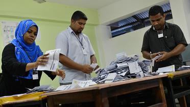 Préparation du dépouillement, à Malé le 9 novembre 2013, à l'issue du premier tour de l'élection présidentielle 
 [Ishara S.Kodikara / AFP]