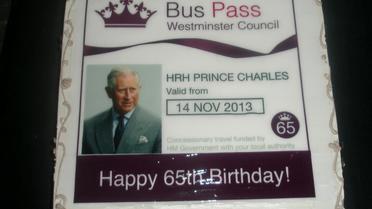 Une photo du gâteau en forme de carte de bus offert au prince Charles, diffusée le 14 novembre 2013 par Taj Hotels en Inde [ / Taj Hotels/AFP]